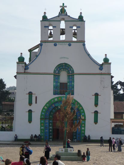 Die heilige Kirche von Chamula in denen überall große Pienien und Kiefernnadeln liegen,Bunte Tücher von den Wänden hängen,Räucherstäbchen Rauch verbreiten,unheimlich viele brennende Kerzen und Indios auf dem Fußboden hocken und Coca Cola trinken.Es gibt keine Bänke,keine Orgel und kein Altar wie wir es sonst gewöhnt sind.Achtung strenges Fotografieverbot !!