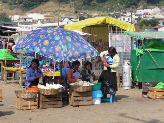 Indios bieten Ihre Waren auf dem Markt an