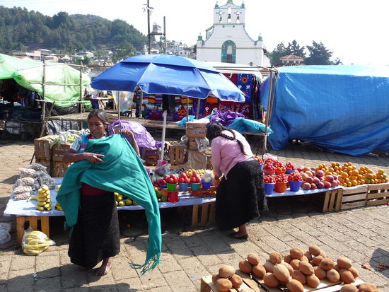 Traditionelle Frauen am Markt