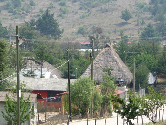 Traditionelle Wohnhäuser im Indiodorf Zinacantan