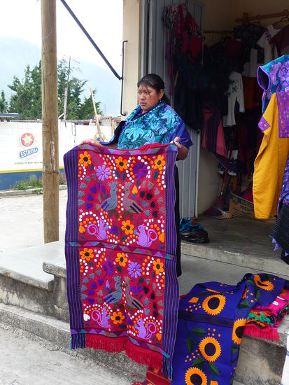 Angebotende Webwaren im Indiodorf Zinacantan