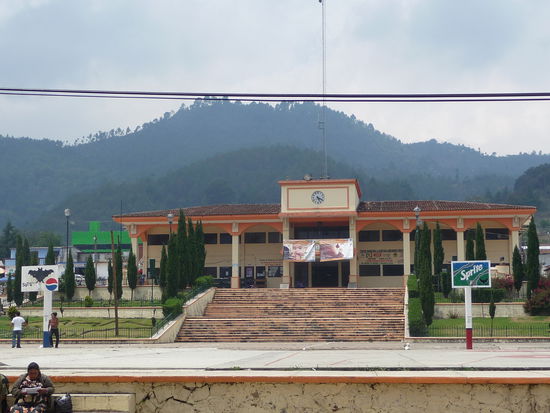 Schule von Zinacantan was Ort der Fledermäuse heißt was man links unten über den Pepsi Symbol sehen kann