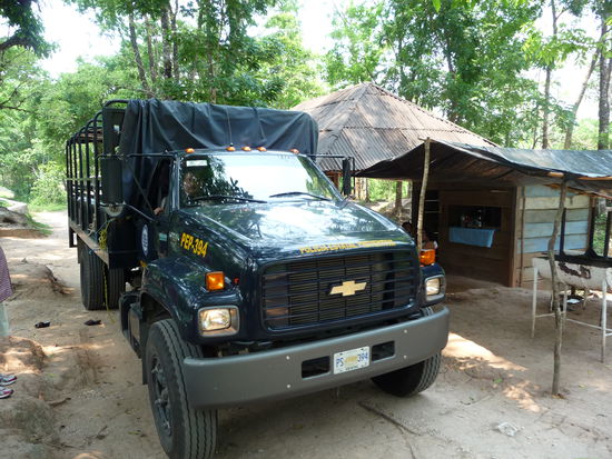 Weil es immer wieder Auseinandersetzungen mit verschiedenen Gruppierungen gibt ist ständig Militär vor Ort