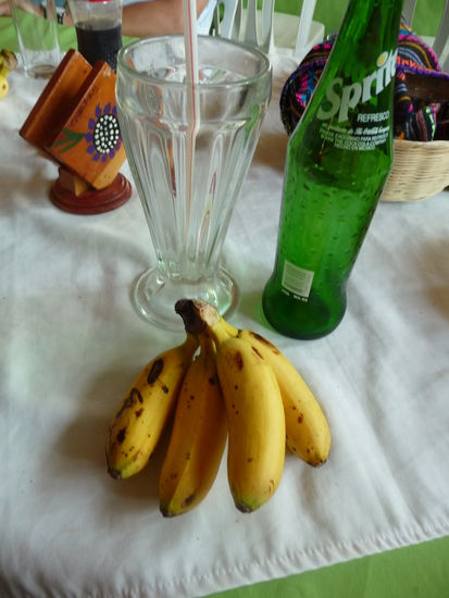 Und da liegt es vor mir mein Mittag leckere u.süße Bananen für 10 Pesos.