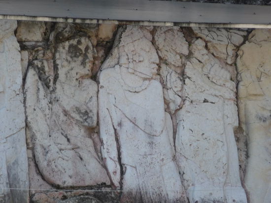 Darstellungen von Figuren im Palast