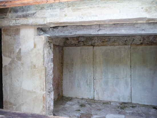 Überwölbtes Dach mit Inschriften auf dem Kreuztempel