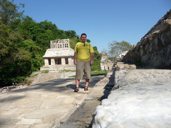 Ich stehe auf dem Kreuztempel im Hintergrund der Sonnentempel