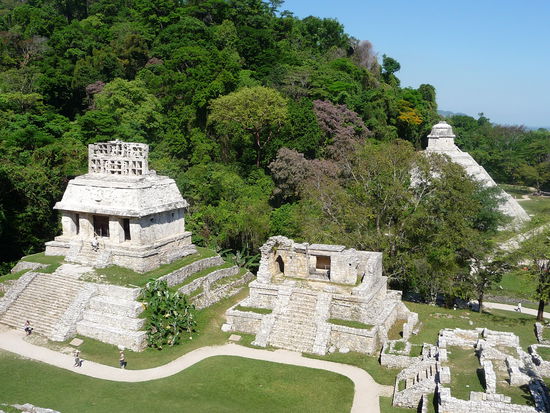 Der Sonnentempel links