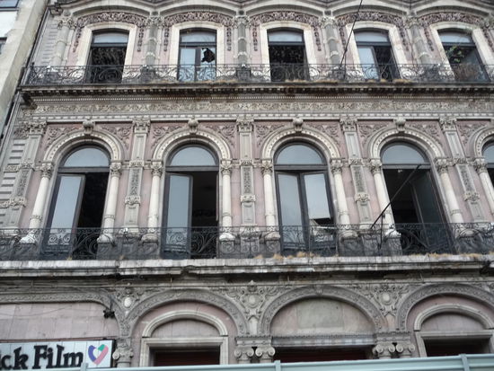 Altes Kino vom Erdbeben 1985 gezeichnet.