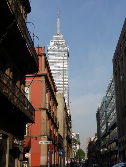 Altstadt mit Turm Lateinamerika im Hintergrund der lange Zeit das höchste Gebäude Mexicos war und sämtliche Erdbeben überstanden hat.