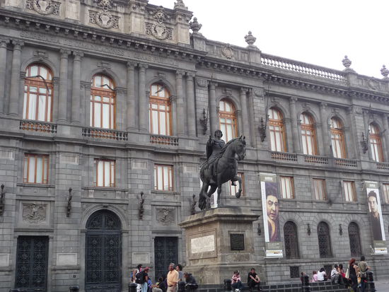 Nationalmuseum mit Bronzenen Reitersandbild El Caballito von Karl IV das ursprünglich am Zocalo stand.