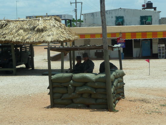 Militärposten auf dem Weg zum Golf von Mexico