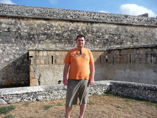 Ich vor den Befestigungsanlagen in Campeche