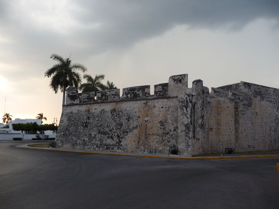 Die Stadtmauer am Abend