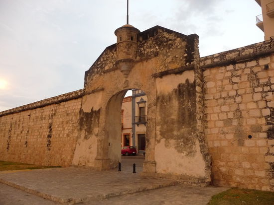 Tor zum Meer am Abend