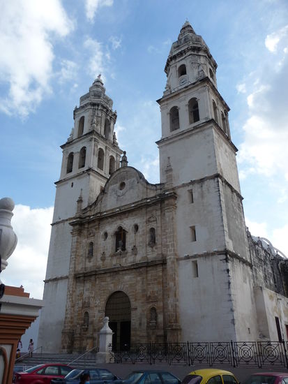 Die älteste Kathedrale auf Yucatan am Zocalo bei Tage