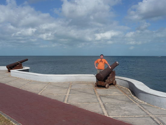 Ich an der Uferpromenade in Campeche im Hintergrund der Golf von Mexico