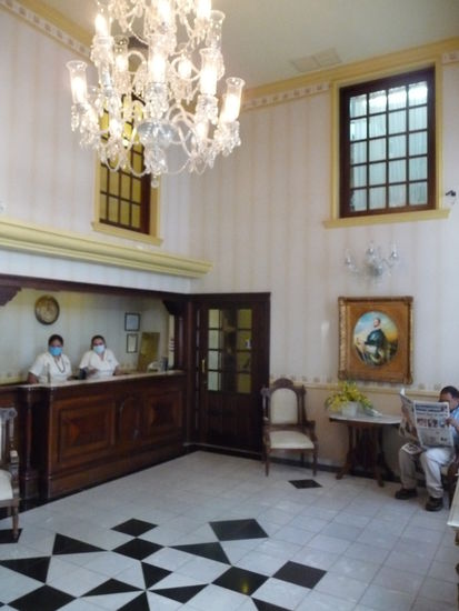 Im Hintergrund an der Rezeption schon die Vorboten der Schweinegrippe die uns noch beschäftigen wird