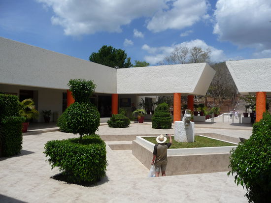 Eingang von Uxmal bei luftigen 36 Grad