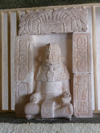 Figuren am Eingang von Uxmal