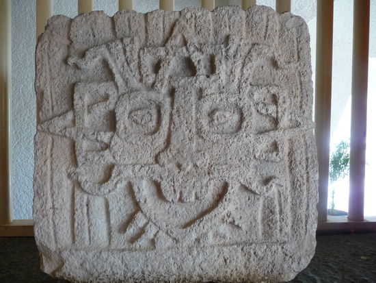 Schnitzereien am Eingang von Uxmal