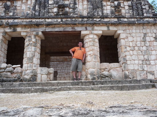 Ich in einen Gebäude von Uxmal
