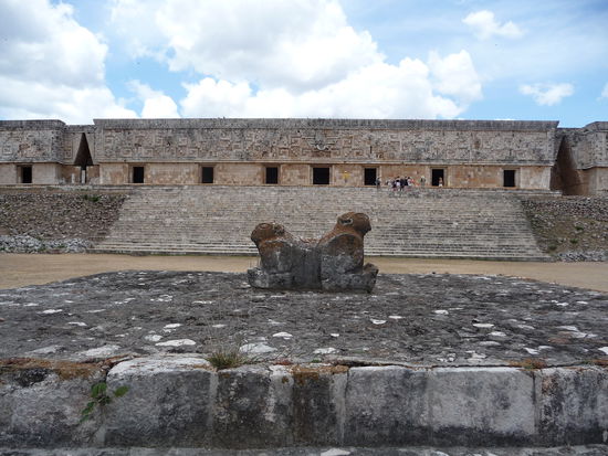 Der Doppelköpfige Jaguar von Uxmal.Im Hintergrund der Gouverneurspalast