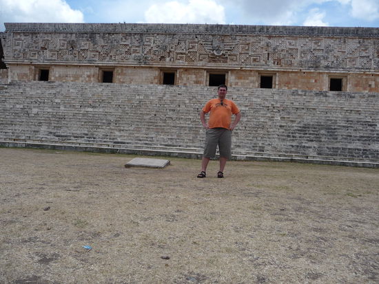 Ich vor dem Gouverneurspalast in Uxmal