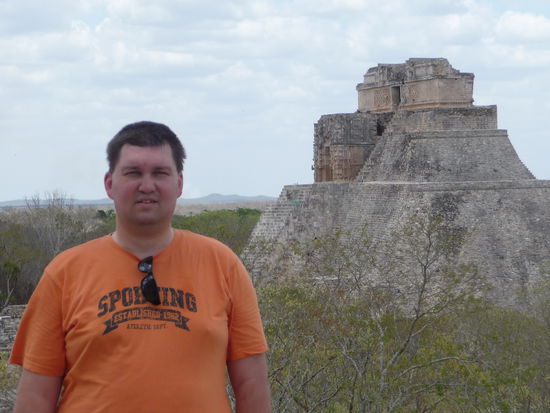 Ich mit der Pyramide des Zauberers im Hintergrund