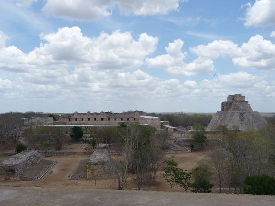 Pyramide des Zauberers rechts und links das Nonnenviereck