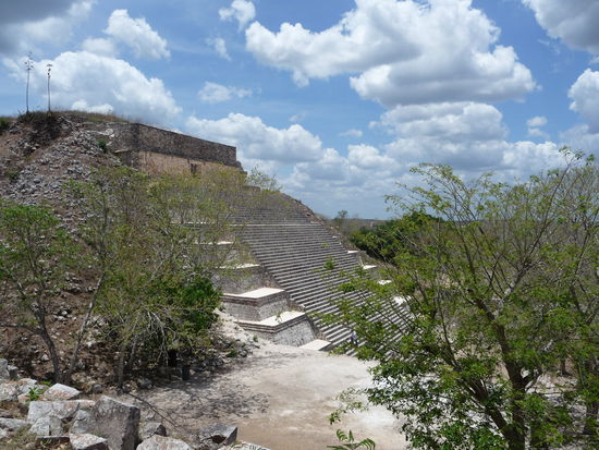 Die nach Ihren Volumen größte Pyramide ist die Hauptpyramide von Uxmal
