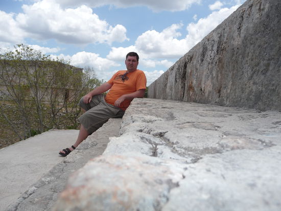 Ich beim Aufstieg auf die Hauptpyramide bei 36 Grad im Schatten nicht ganz einfach
