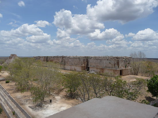 Blick von der Hauptpyramide auf Gouverneurspalast