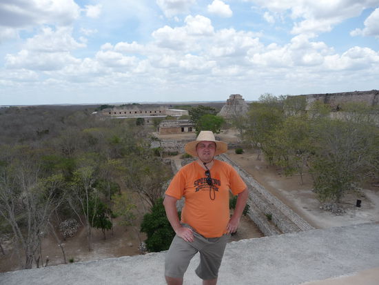 Ich auf der Hauptpyramide in Uxmal