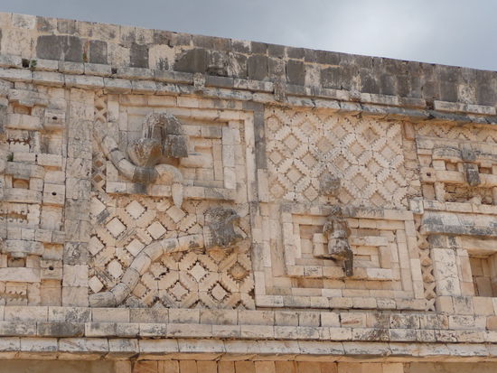 Schlangen an den Mosaikwänden im Nonnenviereck