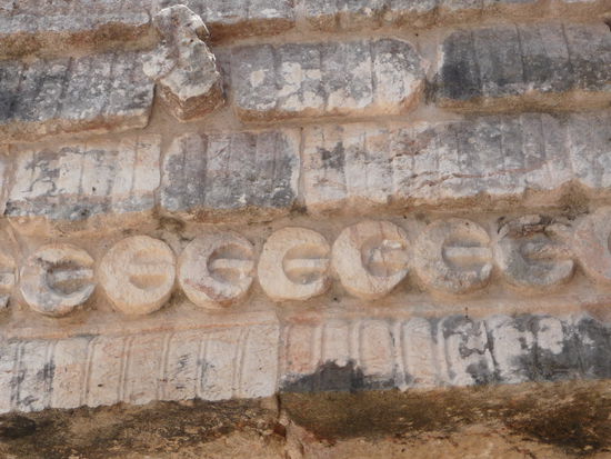 Das ist nicht der Vorbote des Euro sondern eine bestimmte Darstellung der Maya