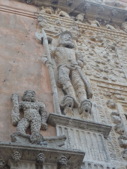 Hier gut zu sehen wie der spanische Eroberer auf den Köpfen der unterdrückten Mayas rumtretet und damit zeigen möchte wer die Macht hat.