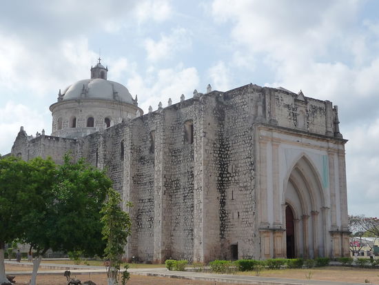 Hüpsche Kirche im Vorort von Merida