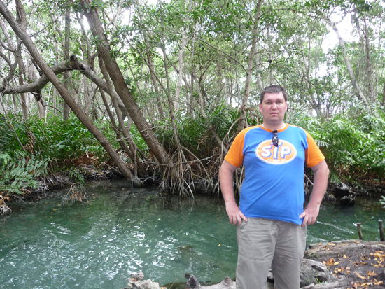 Ich vor einer Süßwasser Cenote in den Mangroven