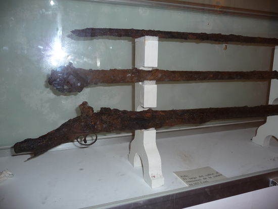 Viele Gegenstände wie diese alten Waffen wurden im Brunnen gefunden