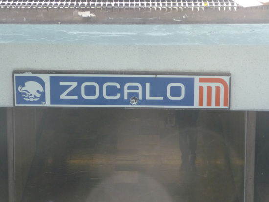 Eingang zur Metro am Zocalo.Rechts das rote Zeichen für die Metro,in der mitte der Name und links das Symbol für Analphabeten