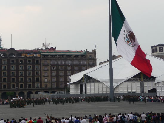 Gegen 18 Uhr wird die Fahne eingeholt am Platz der Verfassung