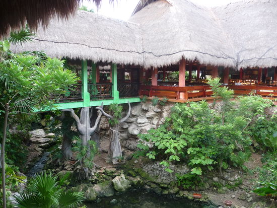 Rechts eines von vielen Restaurants im Hotel