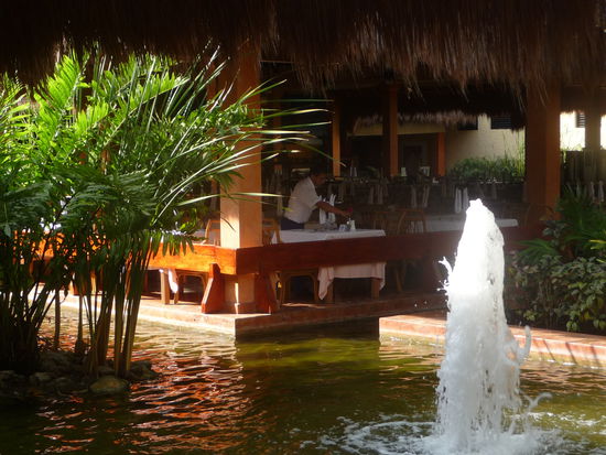 Im Hintergrund wird schon das Bufett aufgebaut