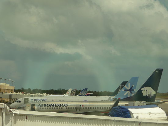 Im Vordergrund eine Maschine der größten Fluggesellschaft Mexicos Aeromexico