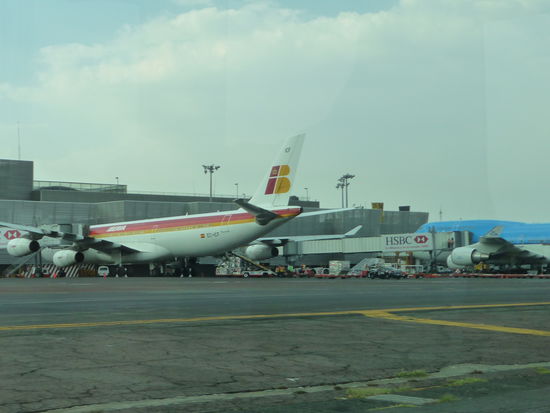 Vorne links steht mein Iberia Flieger zum Abflug Richtung Madrid bereit.Hinten rechts steht der blaue KLM Jumbo nach Amsterdam bereit.