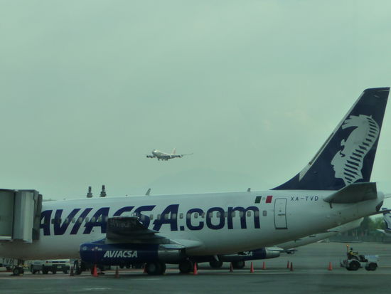 Maschine der drittgrößten Fluggesellschaft Mexicos Aviacsa im Hintergrund Maschine im Anflug