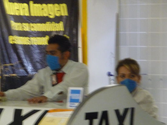 Mundschutz gegen die Schweinegrippe bei Flughafenpersonal