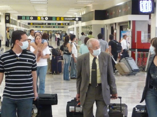 Mundschutz gegen die Schweinegrippe bei Pasagieren