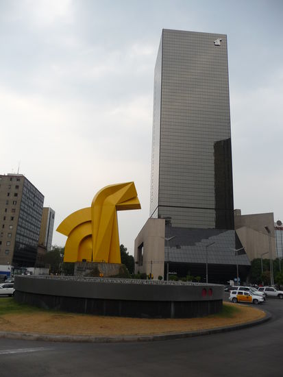 Torre Caballito Höhe 135m 34 Etagen.Ursprünglich war an Stelle der modernen gelben Skulptur 1803 eine andere Skulptur errichtet worden.In den Wolkenkratzer arbeiten Mitglieder des Senats.
